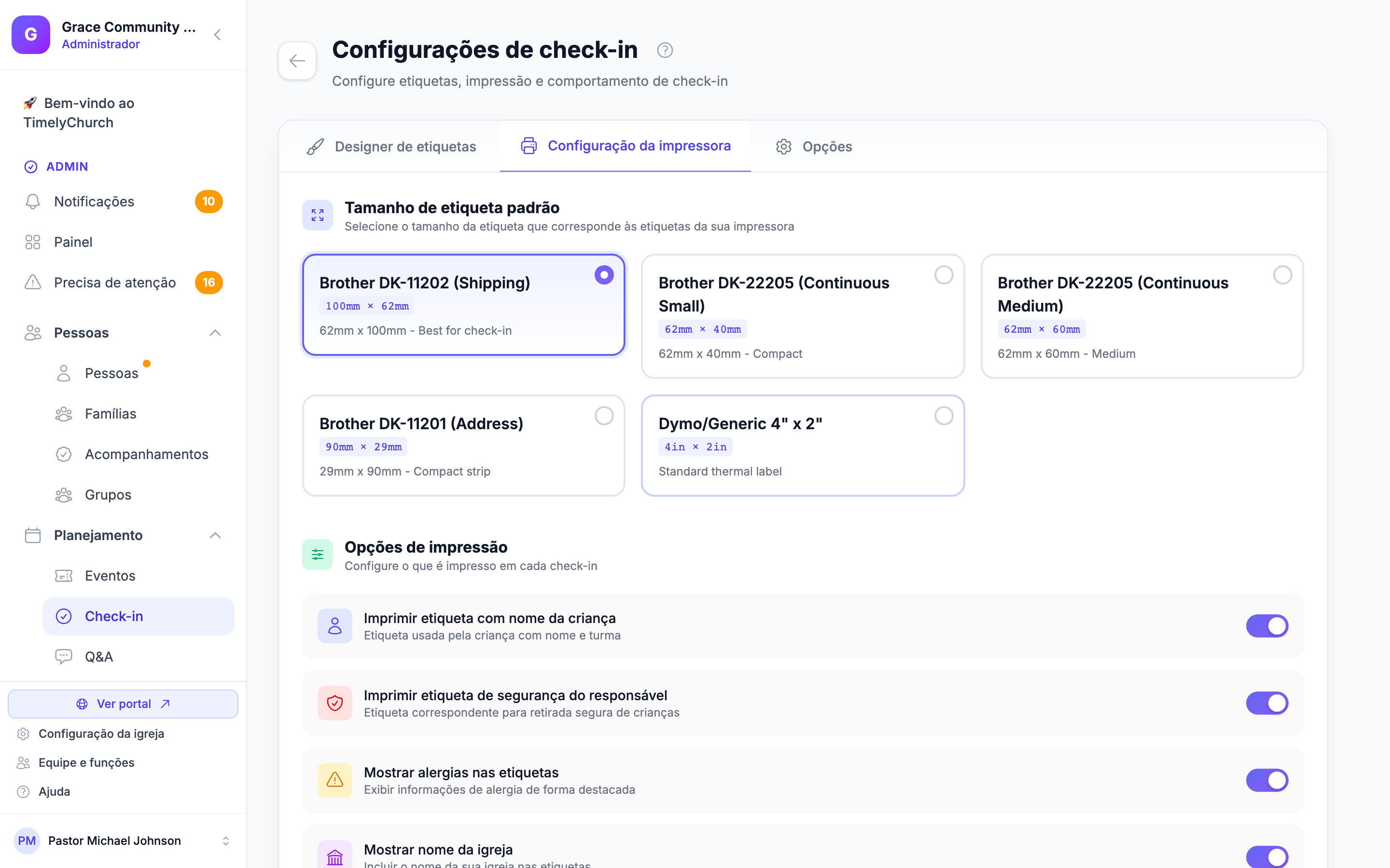 Aba Configurações de check-in > Configuração da impressora, mostrando os presets de Tamanho de etiqueta padrão (incluindo a opção Brother DK-11202 62mm x 100mm) e os alternadores Opções de impressão. A página de configurações aceita um parâmetro de consulta ?tab= que define o activeTab Alpine inicial, então carregar com tab=printer abre diretamente na aba Configuração da impressora.
