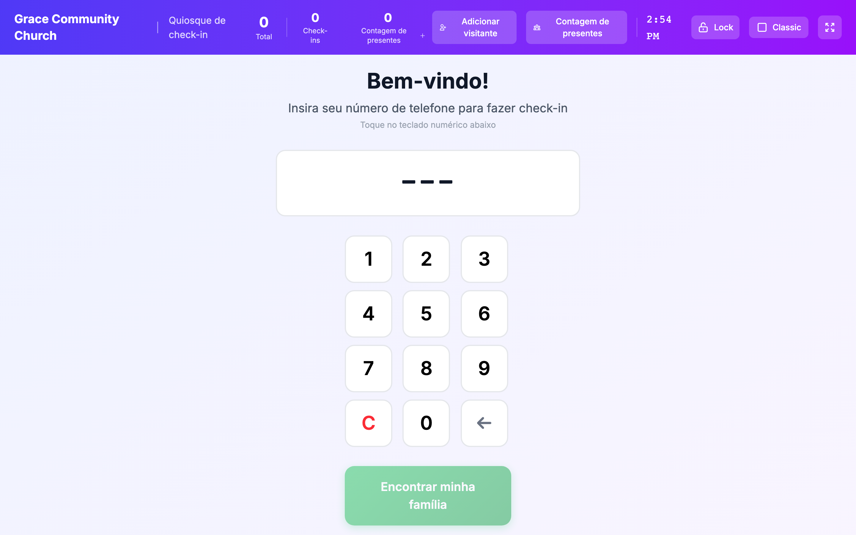 Quiosque no layout Clássico com o teclado numérico de telefone centralizado. O controlador do quiosque define o layout padrão como 'classic' e o passo Alpine padrão como 'phone' quando existem 0 ou 1 sessões ativas, então a tela de entrada de telefone Clássica (display de telefone + teclado 0-9 + 'Encontrar minha família' / ação de busca) é renderizada ao carregar sem interação necessária.