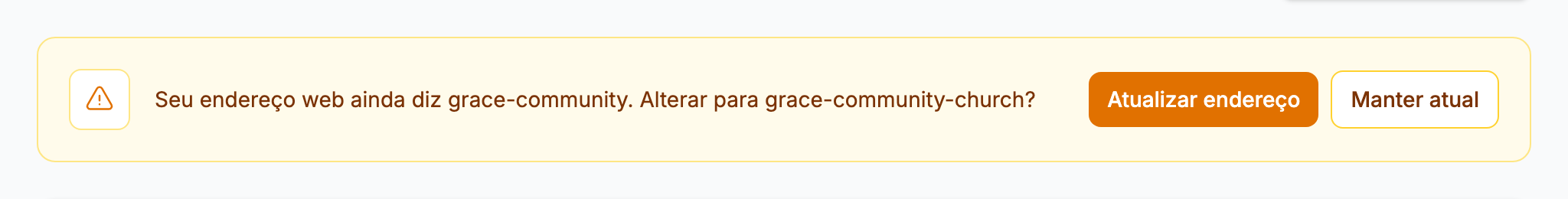 O aviso âmbar na página de configurações perguntando se o endereço web deve ser alterado para um que combine com o nome atual da igreja, com os botões Atualizar endereço e Manter atual