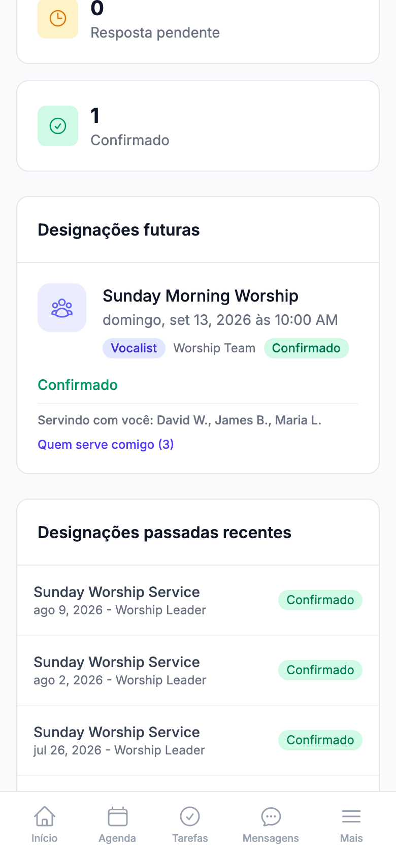 Uma designação na agenda de serviço, vista em um celular: o nome e o horário do evento, a posição atribuída a você, a linha "Servindo com você: David W., James B., Maria L." logo abaixo e o botão "Quem serve comigo (3)" mais abaixo.