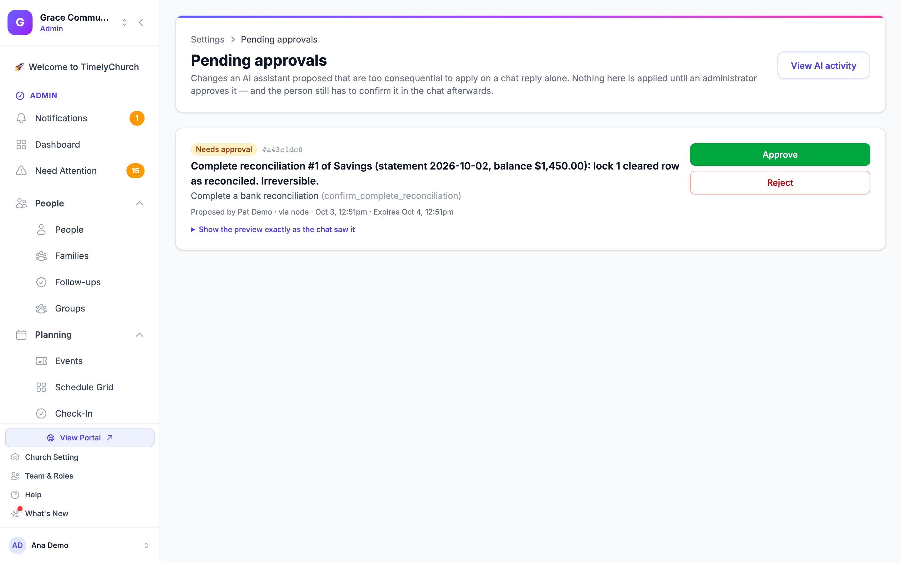 A página Aprovações pendentes com uma alteração em espera: o rótulo "Precisa de aprovação", o resumo, "Proposto por", "Expira", "Mostrar a pré-visualização exatamente como o chat a viu" e os botões Aprovar e Rejeitar