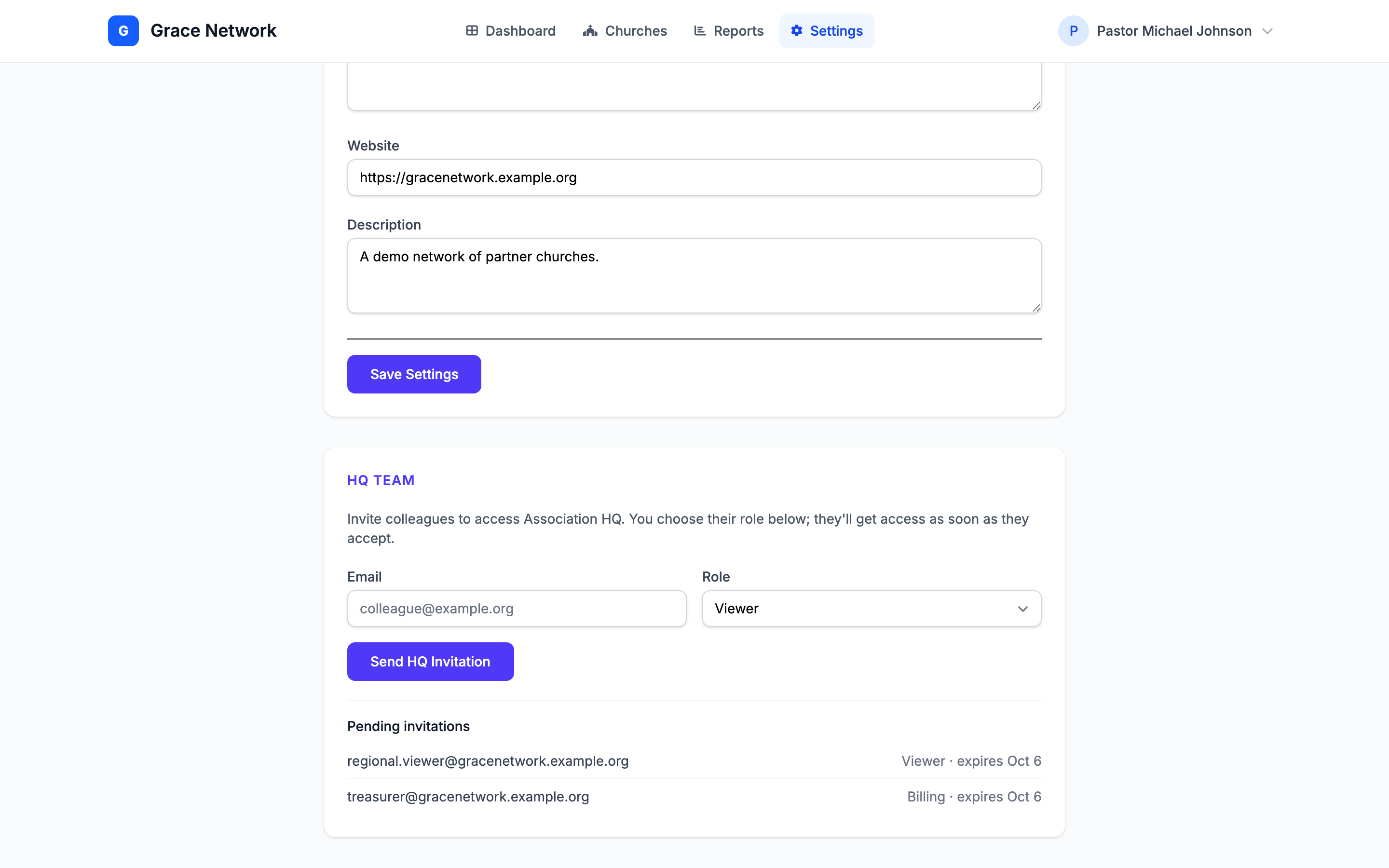 Página Configurações, card Equipe da sede — o campo E-mail, o menu Função definido como Visualizador, o botão Enviar convite da sede e dois convites pendentes com suas funções e datas de expiração