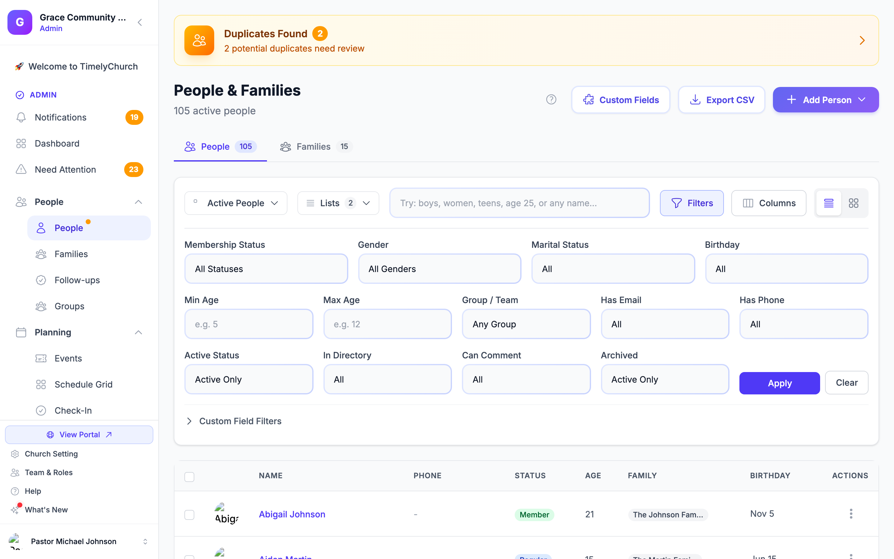 O painel Filtros da página de Pessoas aberto, mostrando Status de membresia, Gênero, Estado civil, Aniversário, Idade mín., Idade máx., Grupo / Equipe, Com e-mail, Com telefone, Status ativo, No diretório, Pode comentar e Arquivado, com os botões Aplicar e Limpar e a seção Filtros de campos personalizados