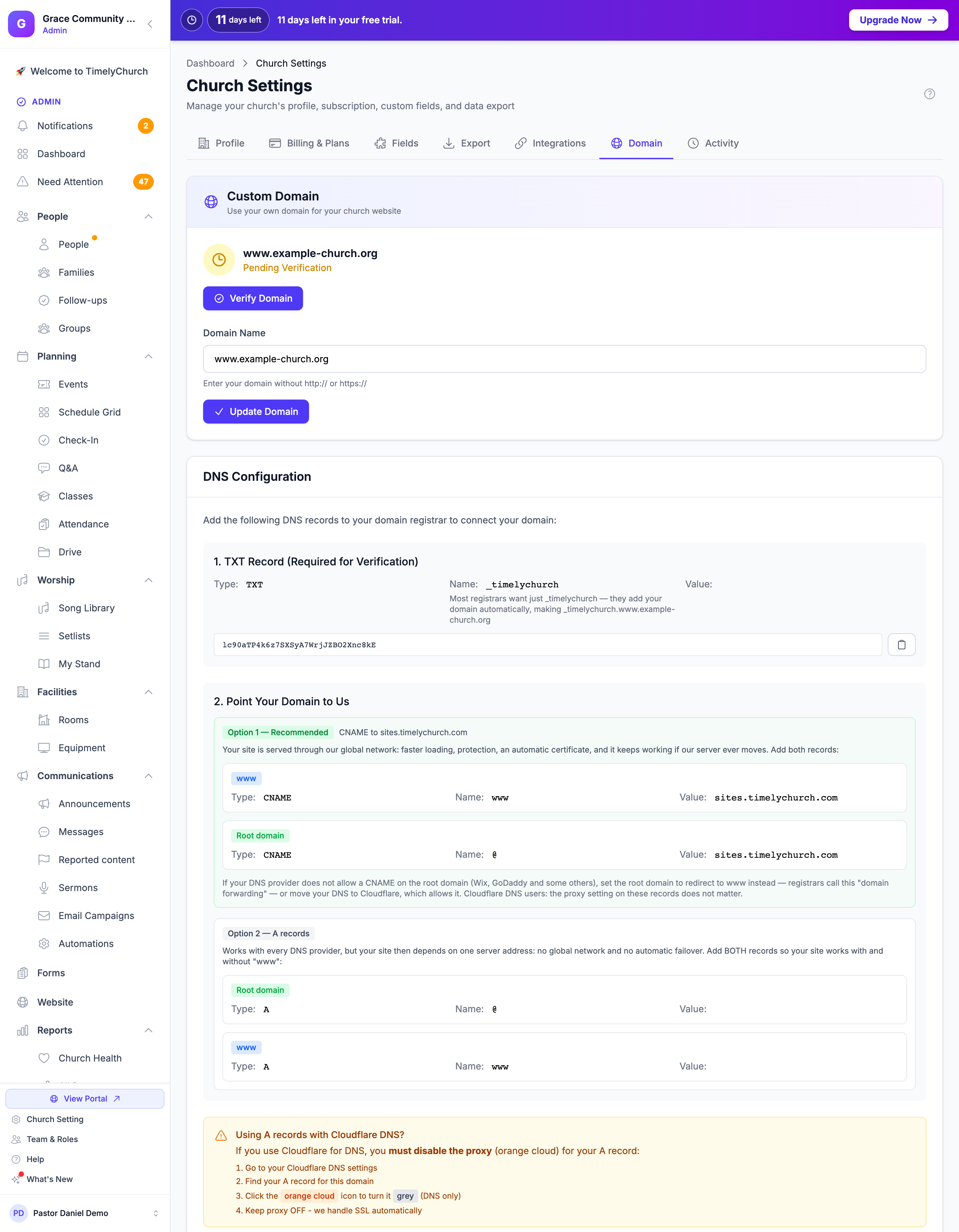 A aba Domínio com um domínio em Verificação pendente, o botão Verificar domínio e a seção Configuração de DNS mostrando o registro TXT, os registros CNAME da Opção 1 — Recomendada e os registros A da Opção 2