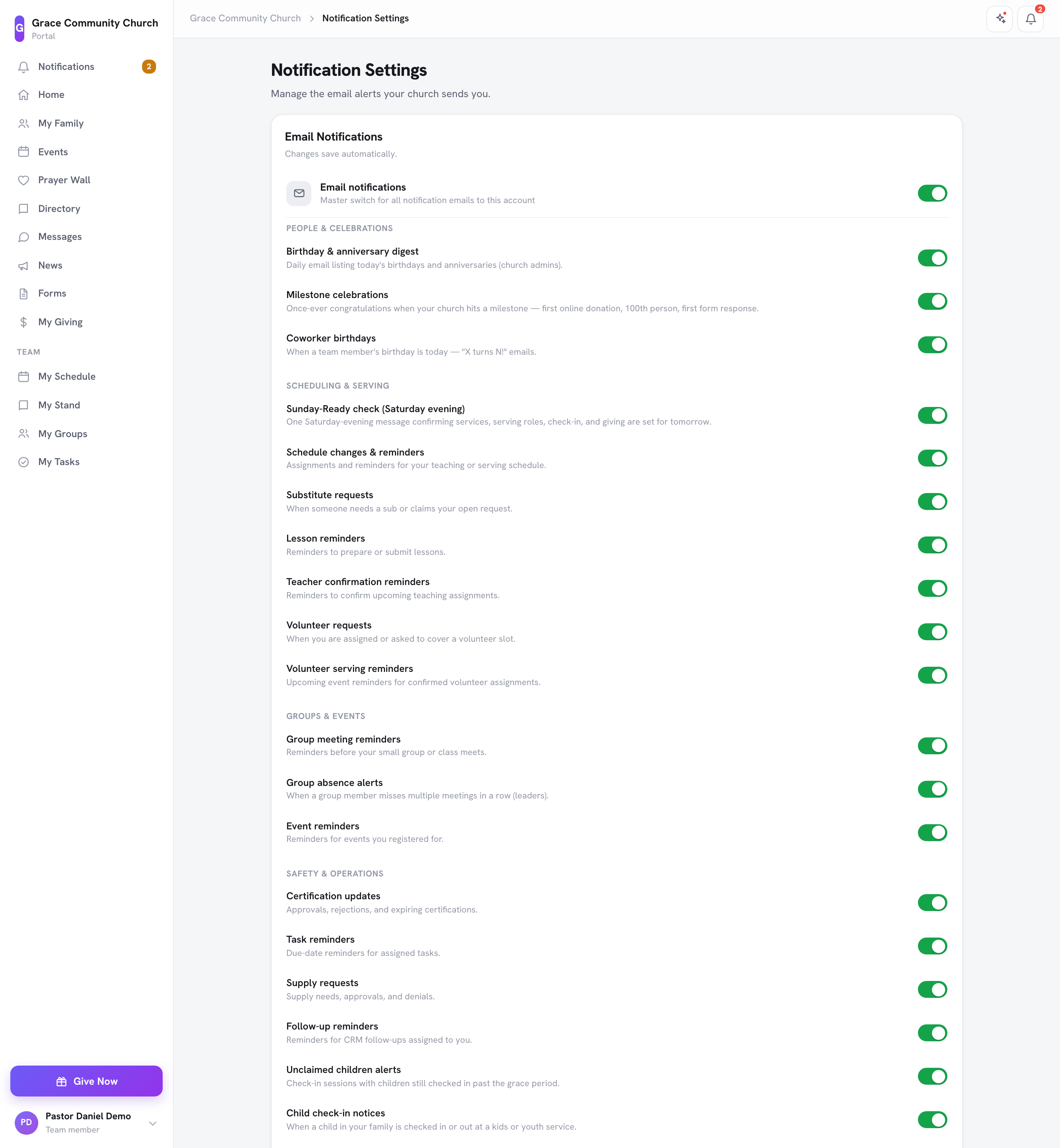 A página Configurações de notificação com o interruptor principal de Notificações por e-mail, os interruptores de notificação agrupados e a escolha de Entrega para Donation activity
