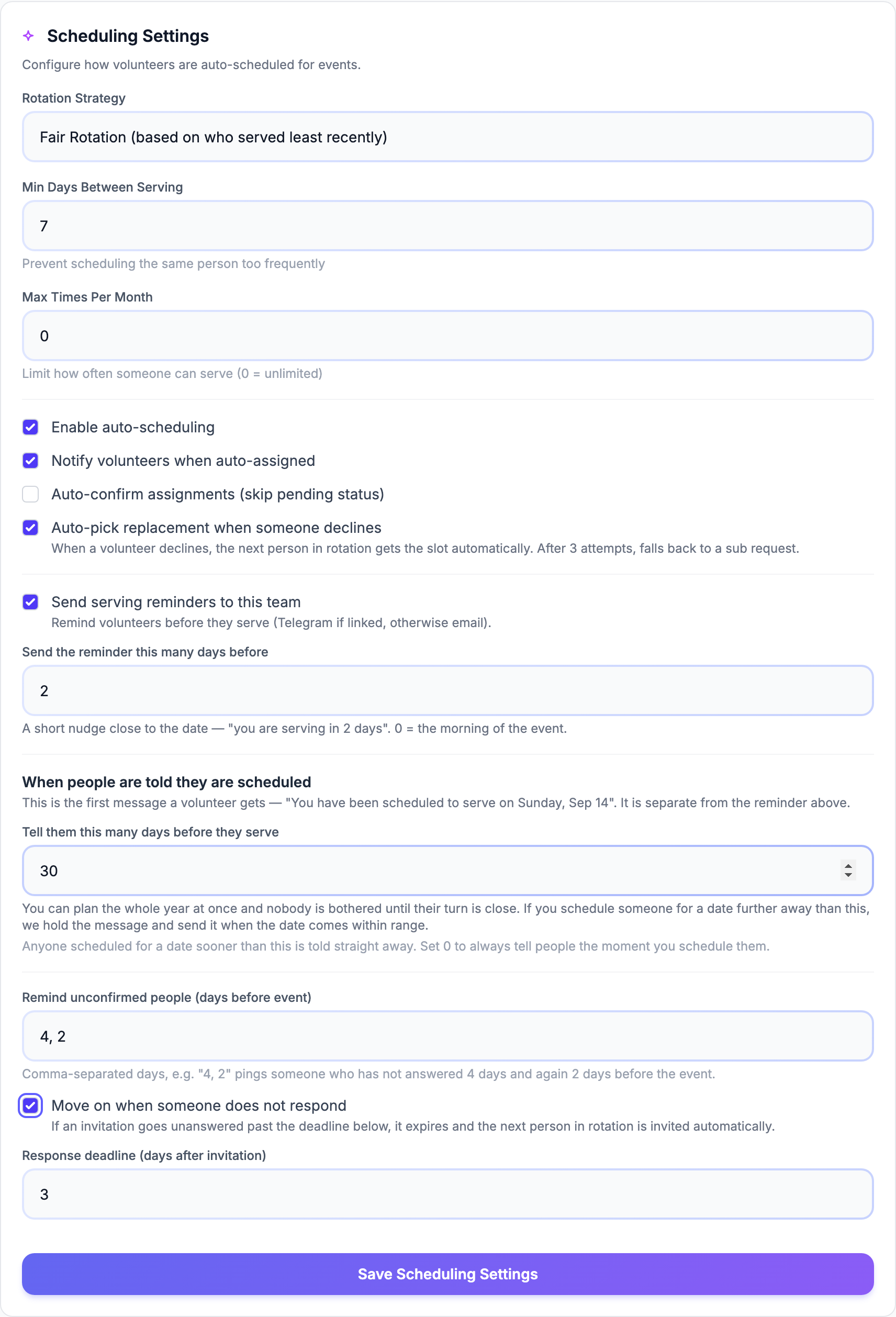 O card Configurações de escala da equipe, mostrando Selecionar automaticamente substituto quando alguém recusar, as configurações de lembrete, Quando as pessoas são avisadas de que estão escaladas, Lembrar quem não confirmou (4, 2), Seguir em frente quando alguém não responde e Prazo de resposta