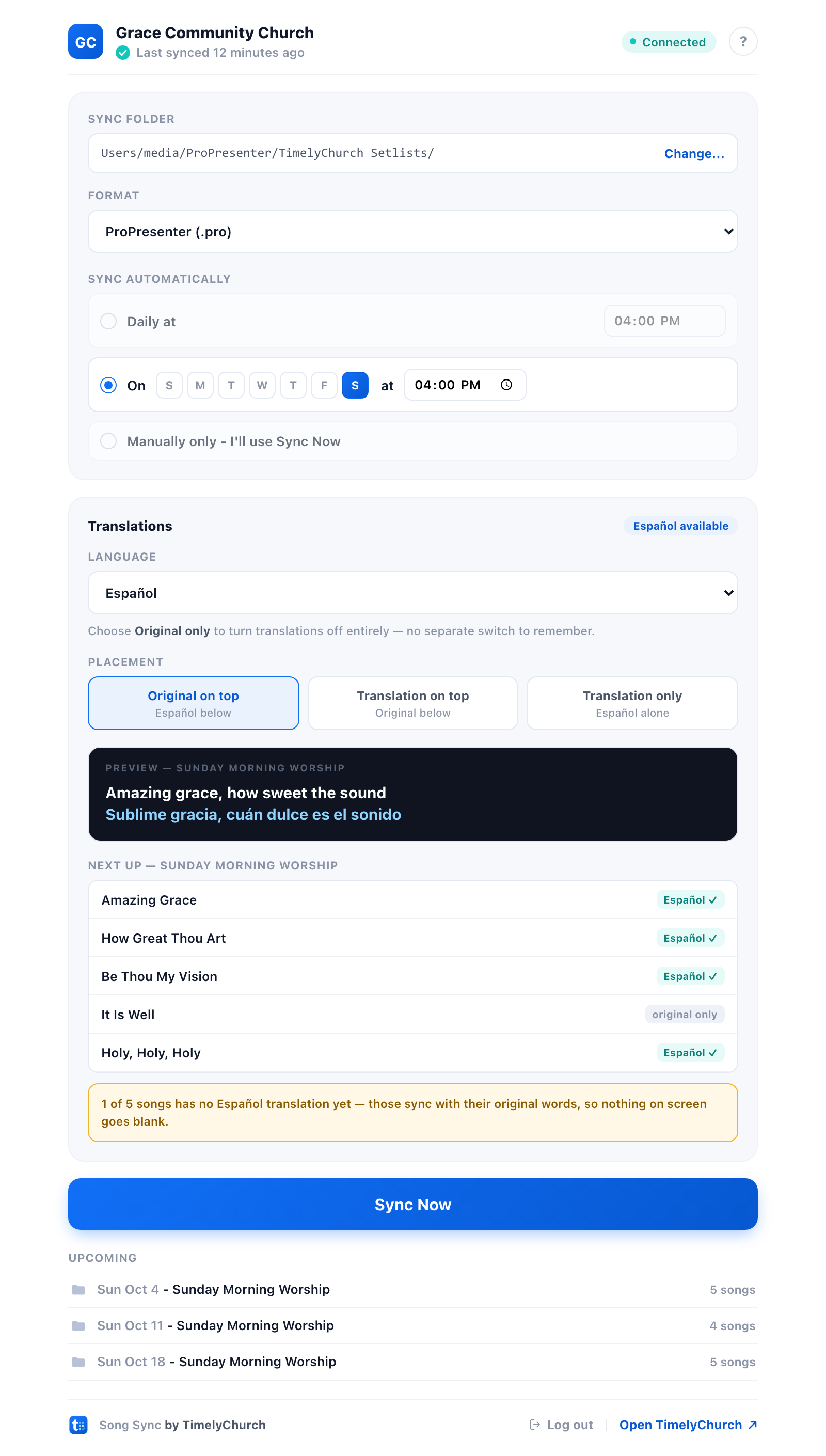 a janela principal do Song Sync (Mac, versão 1.0.4) com uma pasta de sincronização escolhida, ProPresenter (.pro) selecionado, "On" sábado às 16h00, o cartão Translations com um idioma escolhido e os cartões Placement, a caixa Preview e a lista de músicas "Next up", depois o botão Sync Now e a lista Upcoming